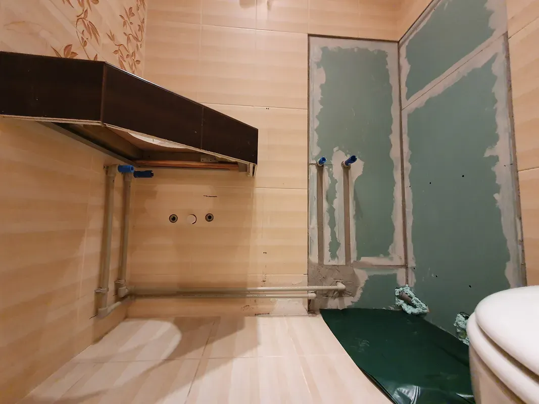 В процессе: гипсокартон в углу под ванну, новые подводки под столешницей, пол укрыт плёнкой.