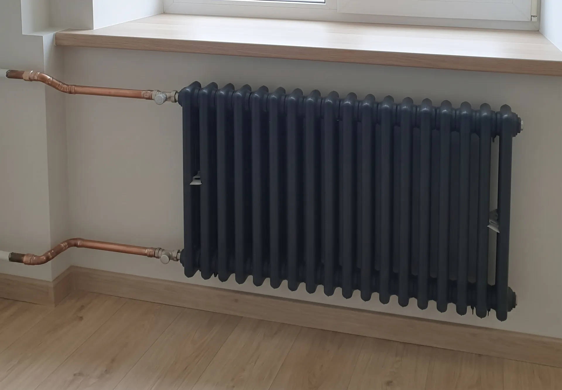 Čuguna sekciju radiators ar vara pievadiem un vārstiem