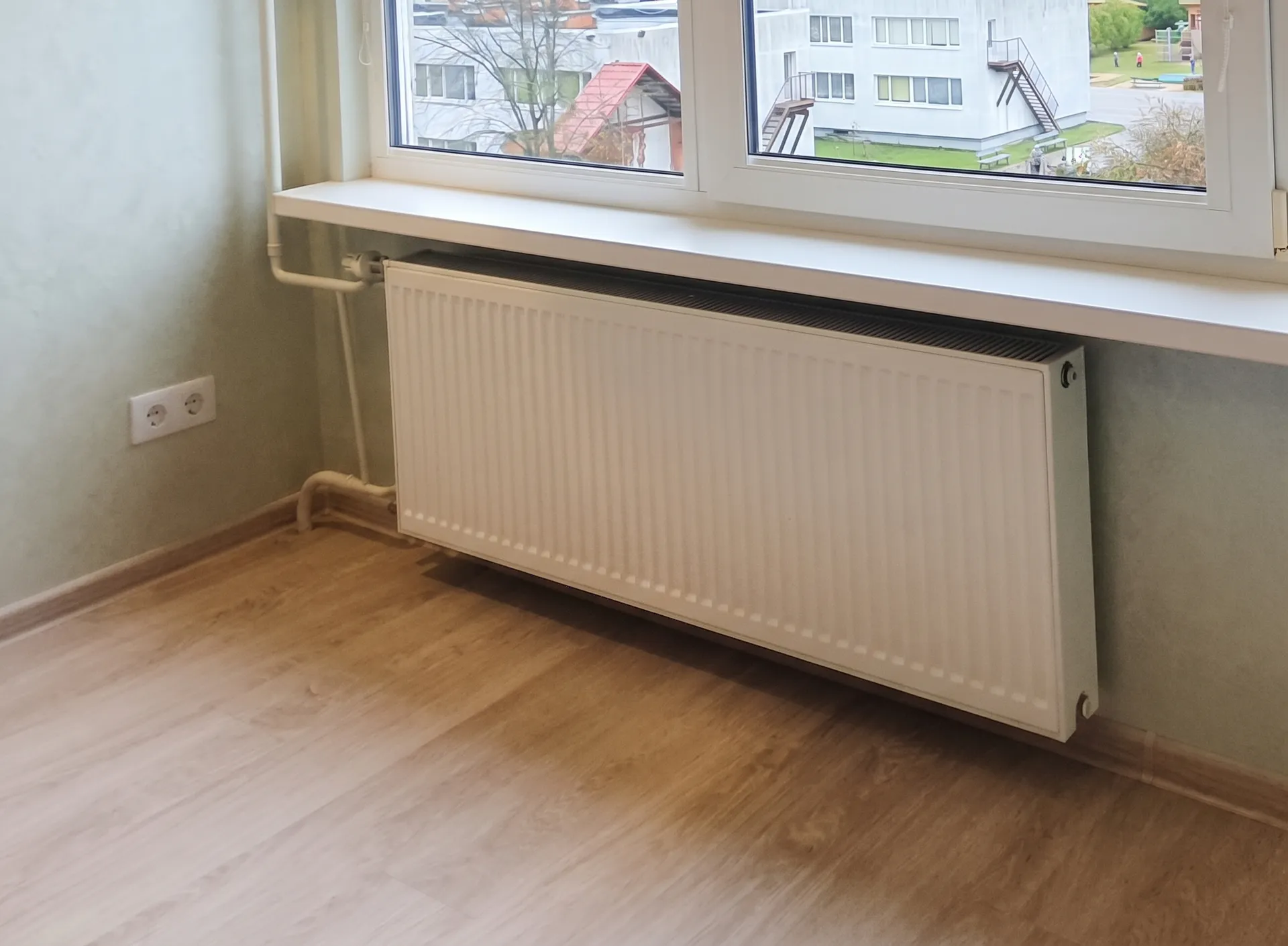 Paneļu radiators ar pievadiem no stāvvada