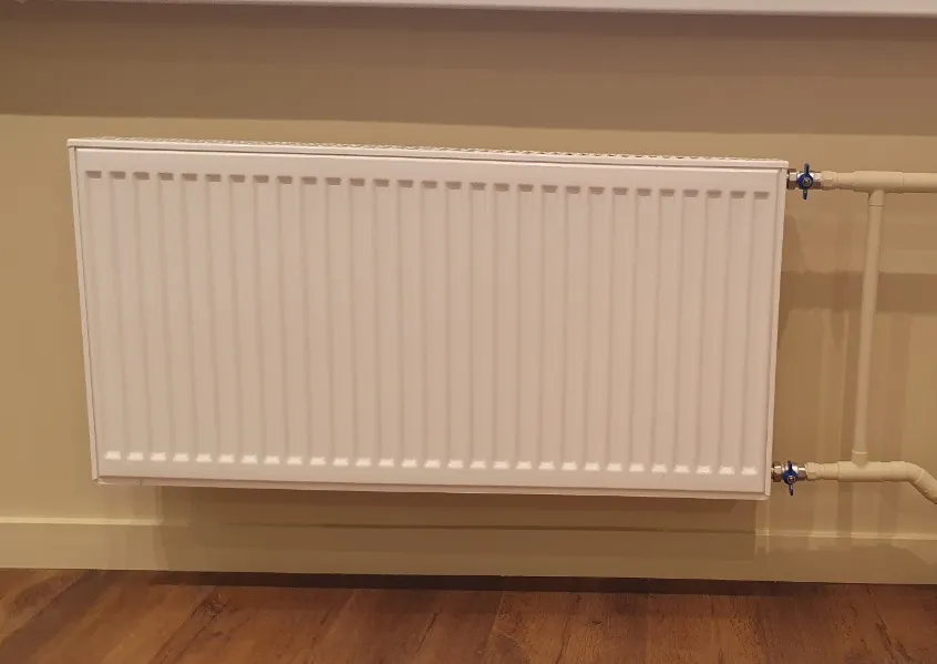 Paneļu radiators ar lodveida vārstiem un apvadu